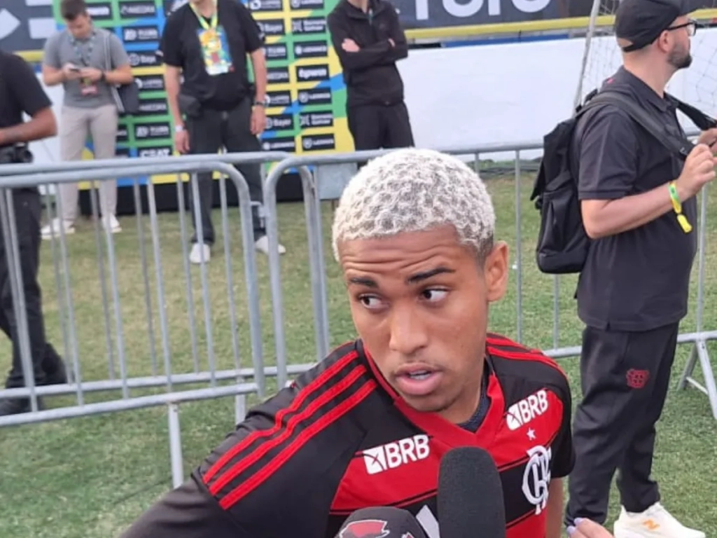 Lorran comemora gol e vitória em amistoso na Gávea