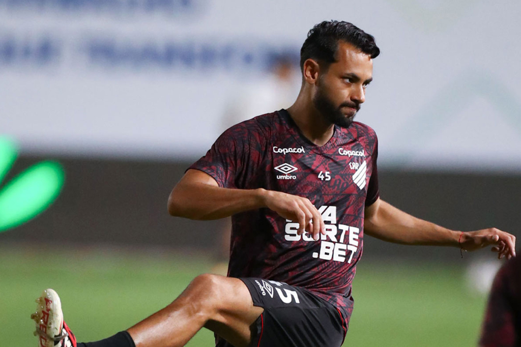 Lucas Belezi, zagueiro do Athletico-PR