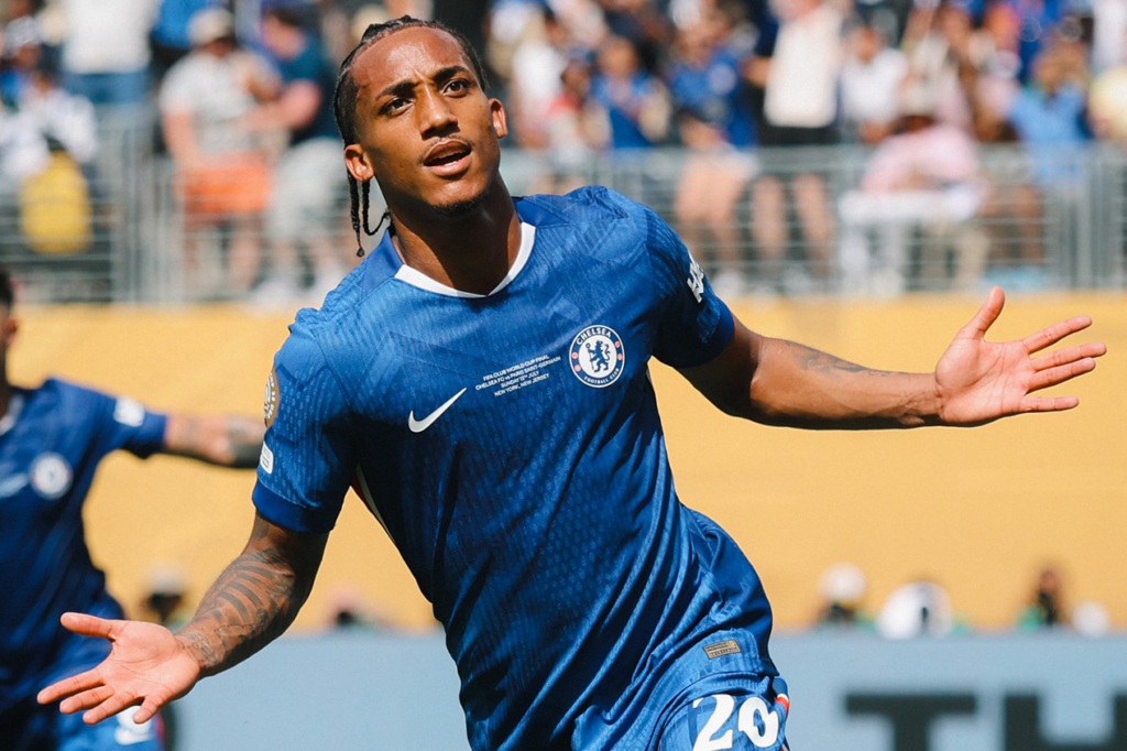 João Pedro celebra gol do Chelsea