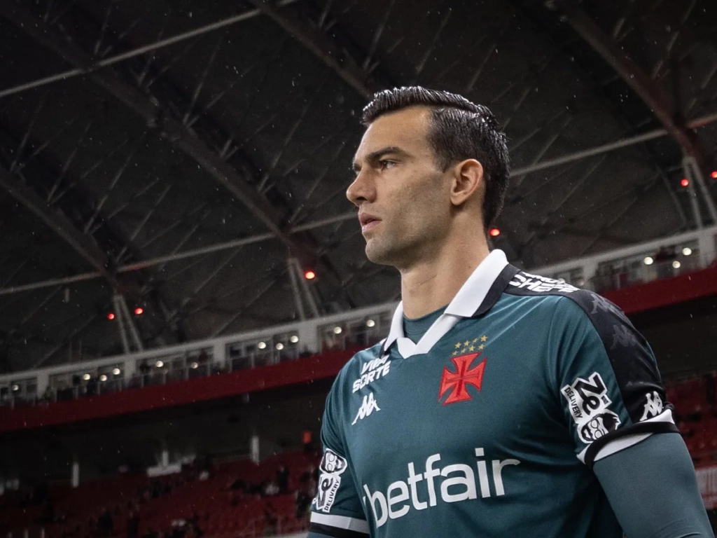 Léo Jardim está relacionado para jogo do Vasco