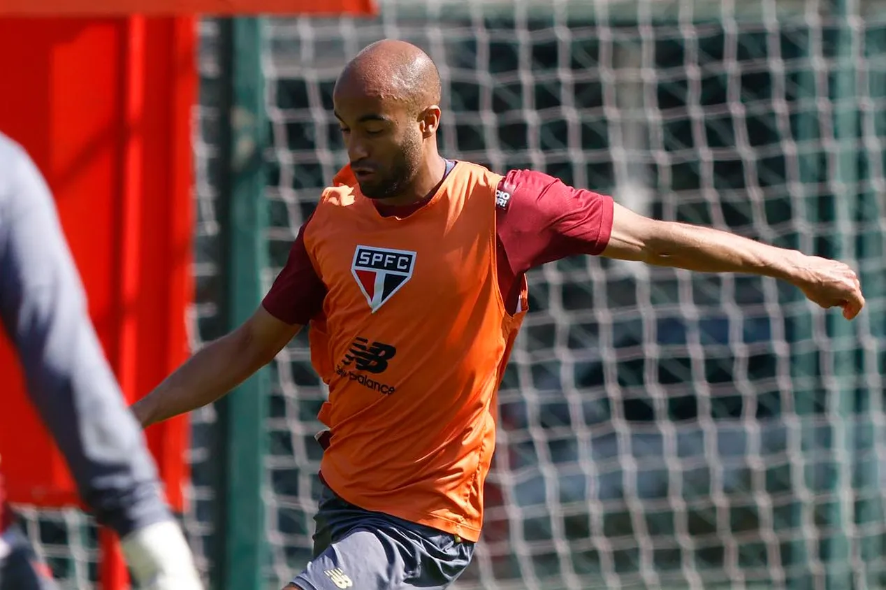 Lucas Moura fica fora do jogo com o Corinthians