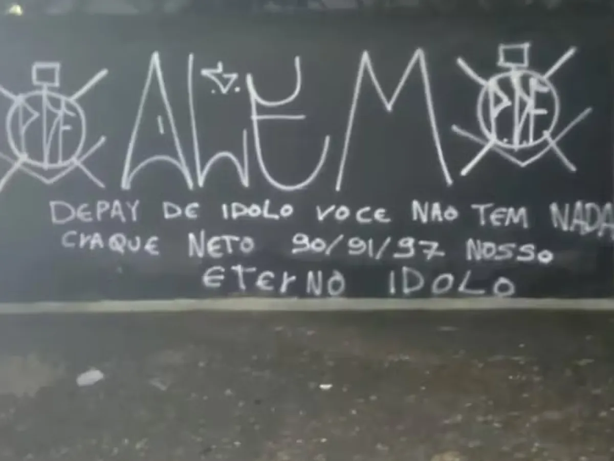 Muros do Corinthians foram pichados