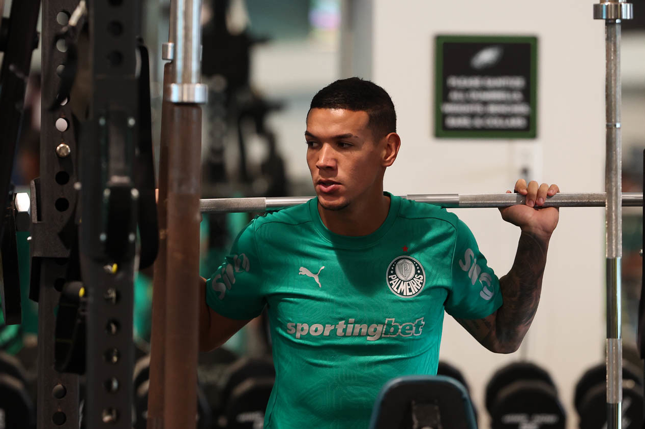 Naves, zagueiro do Palmeiras