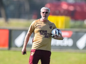 Odair Hellmann, treinador do Athletico