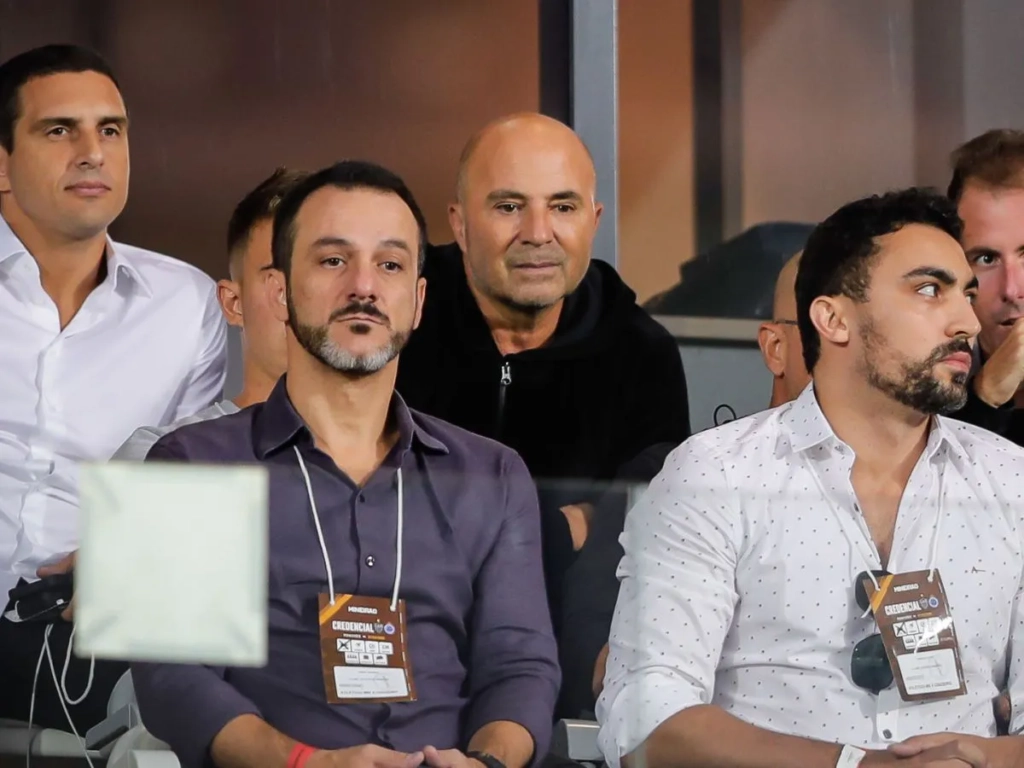 Jorge Sampaoli sofre rejeição interna, mas é favorito no Atlético-MG; Luís Zubeldía é opção