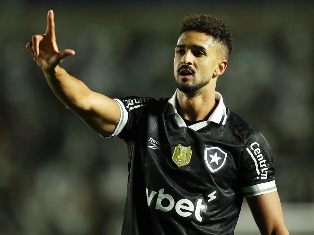 Chris Ramos estreou com doblete pelo Botafogo e marcou pela 1ª vez em uma primeira divisão