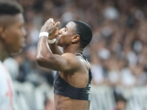 Dois gols e atuação inédita no Internacional: Ricardo Mathias explode contra o Bragantino