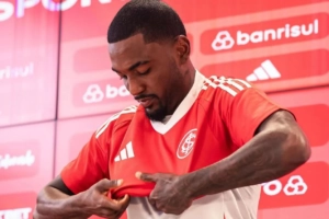 Vitória acerta contratação de lateral do Internacional com cláusula de compra; saiba valores