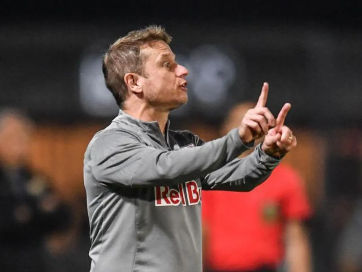 Bragantino afunda em crise com sete derrotas seguidas e oito jogos sem vencer no Brasileirão