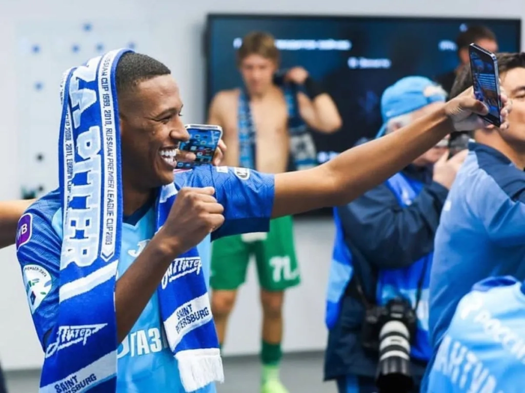 Vasco acerta com Robert Renan e corre para inscrever zagueiro na Copa do Brasil