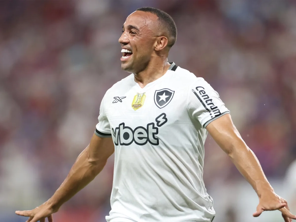 Marçal celebra gol marcado pelo Botafogo