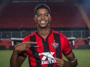 Carlinhos não fica no Vitória e retorno ao Flamengo gera incerteza; saiba detalhes