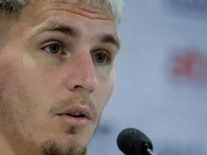 Decisivo contra o Estudiantes, Guillermo Varela chega ao auge da carreira em números no Flamengo