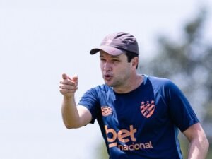 Técnico Daniel Paulista em treino do Sport no Ct