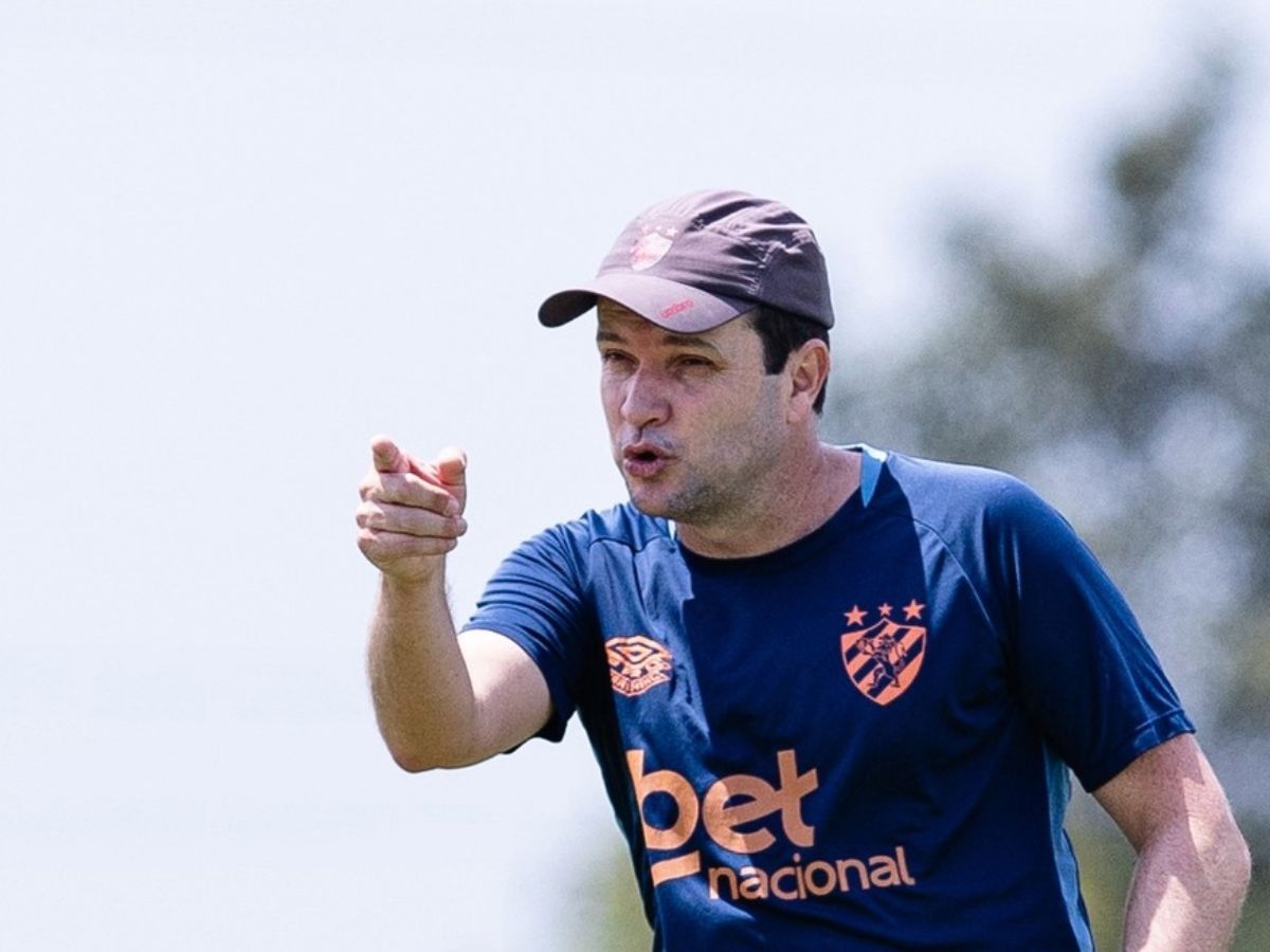Técnico Daniel Paulista em treino do Sport no Ct