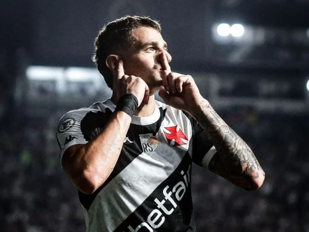 Pablo Vegetti vive seca de gols com bola rolando, mas segue como referência do Vasco no ataque