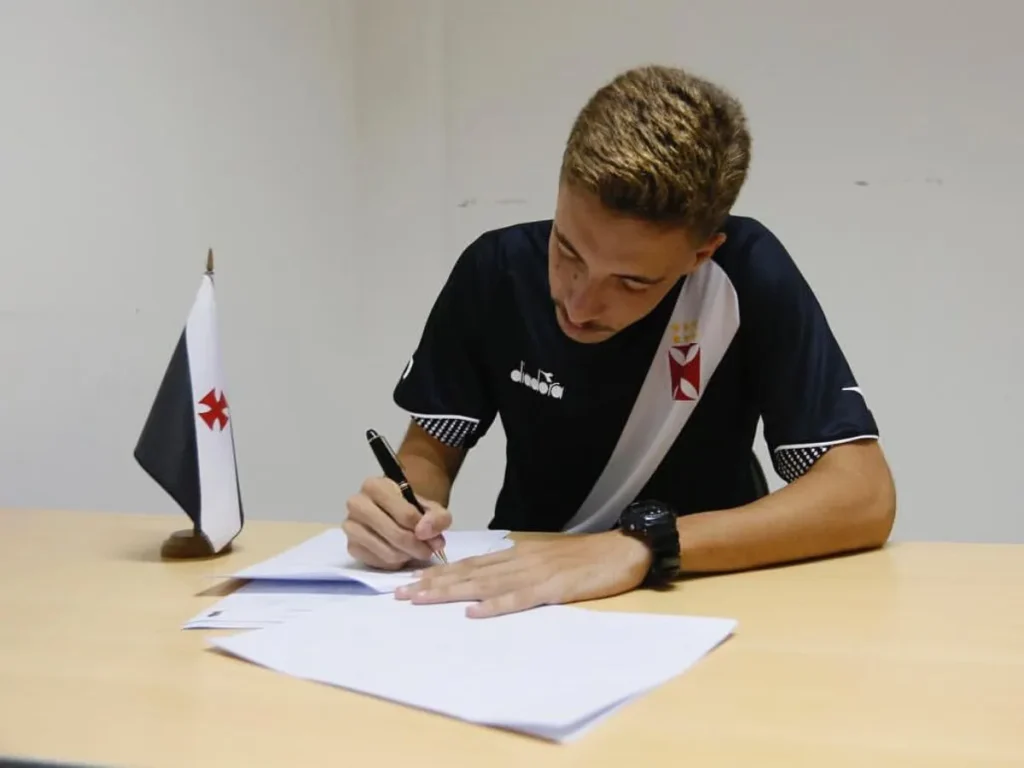 Revelado pelo Vasco, Caio Lopes acerta com clube da Bulgária; saiba tempo de contrato