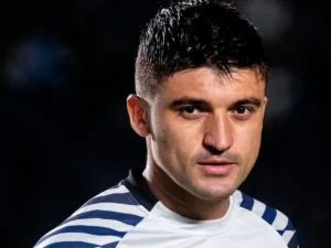 Victor Luís vira ‘símbolo’ do banco no Vasco e é pouco aproveitado por Fernando Diniz; entenda