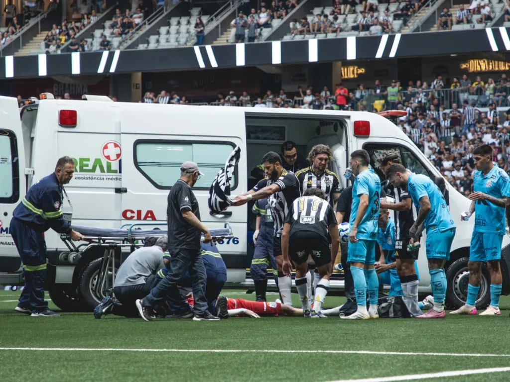 Gabriel Brazão retirado de campo de ambulância