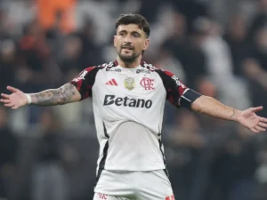 Flamengo vence e segue na liderança do Campeonato Brasileiro