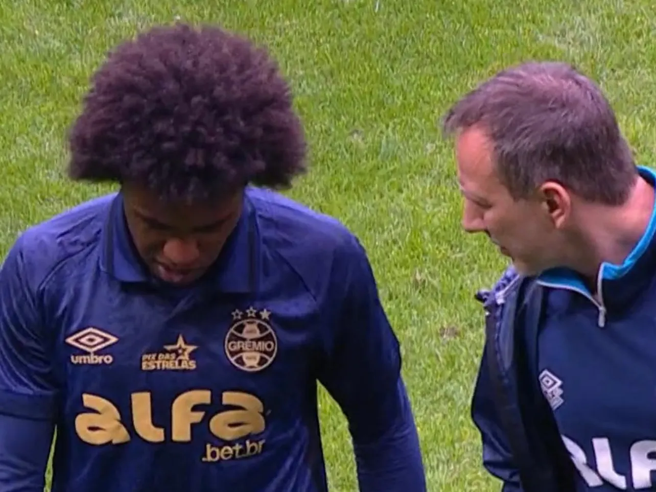 Grêmio: Willian sente dores no pé e deixa partida contra o Vitória