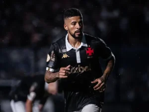 Paulinho volta a ganhar espaço no Vasco