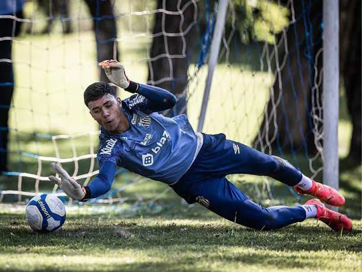 Goleiro João Pedro, do Santos