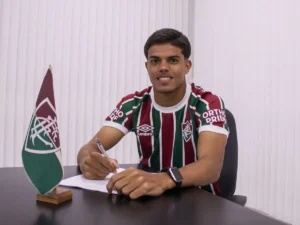 Atlético-MG? John Textor prepara bote e Botafogo pode contratar Júlio Fidélis, do Fluminense