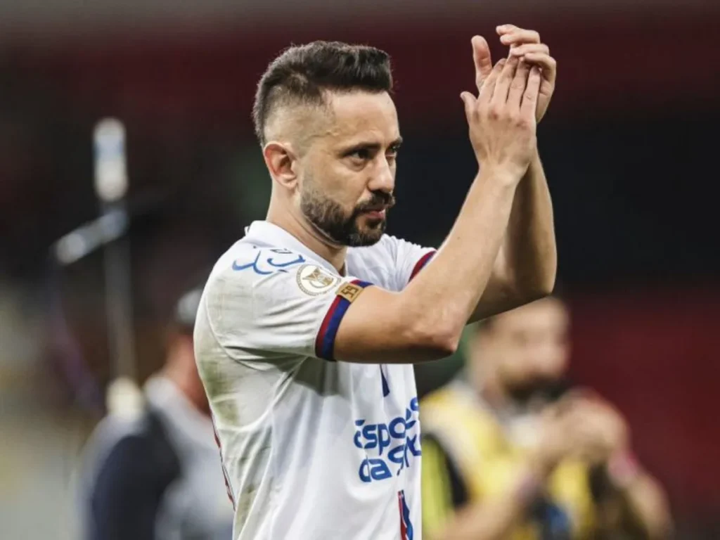 Éverton Ribeiro passa por cirurgia após diagnóstico de câncer na tireoide