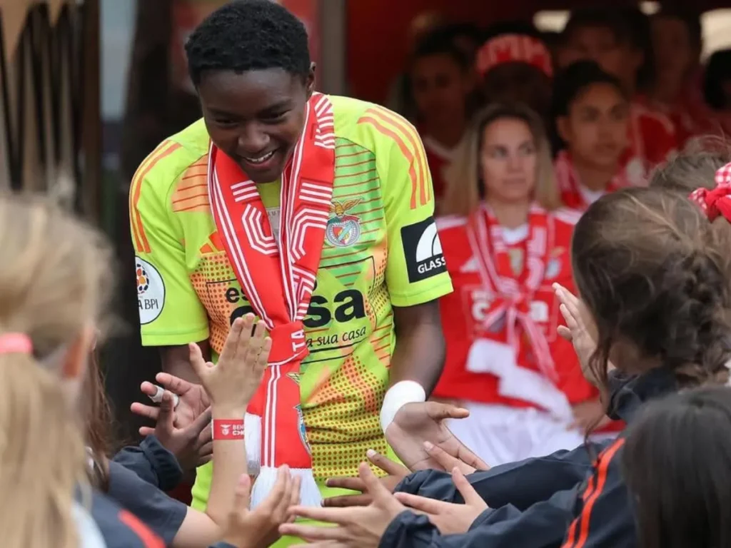 Filha de pai brasileiro e mãe portuguesa, Thaís Lima reforça o gol da seleção feminina do Brasil
