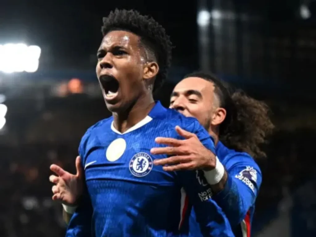 Estêvão sai do banco, marca no fim e vira herói na vitória do Chelsea sobre o Liverpool