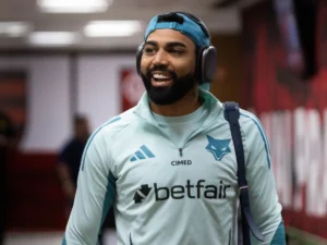 Chuteira usada por Gabigol em jogo do Flamengo vira peça cobiçada em leilão beneficente; saiba valor