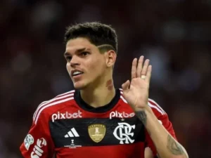 Ayrton Lucas celebra 200 jogos pelo Flamengo: “Motivo de orgulho”