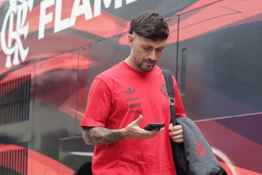 Astros do Flamengo contratam 'soldados' para se protegerem da violência no RJ