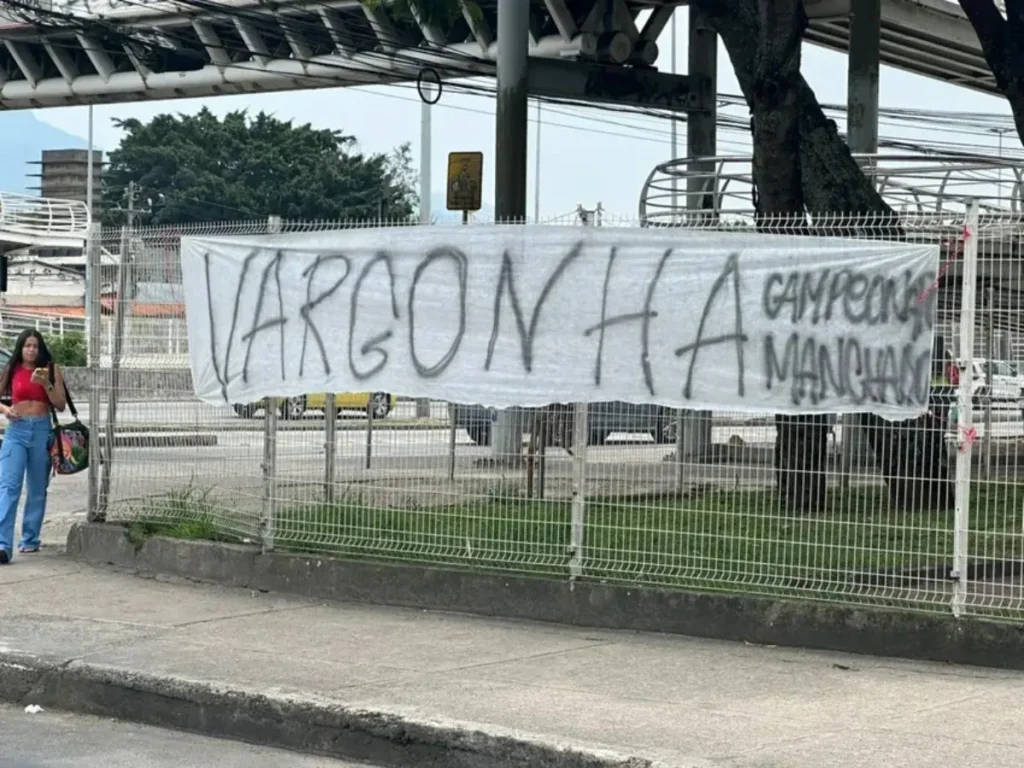 Torcedores do Flamengo protestam em frente à CBF e acusam entidade de favorecer o Palmeiras