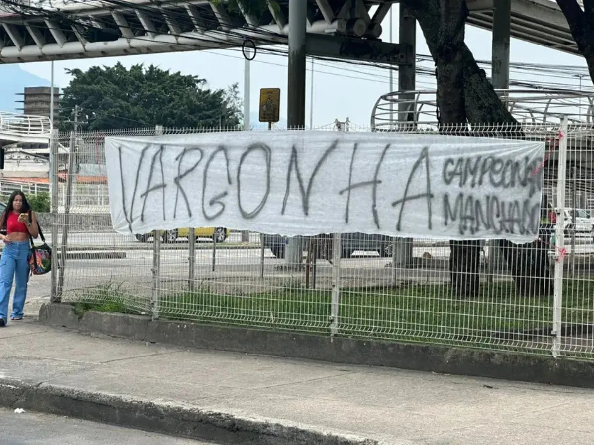 Torcedores do Flamengo protestam em frente à CBF e acusam entidade de favorecer o Palmeiras