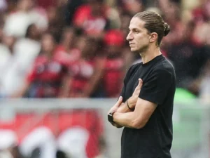 Encostado por Filipe Luís, atacante vira dor de cabeça no Flamengo; entenda