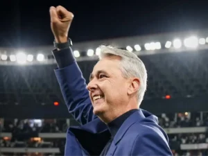 Tiago Nunes comanda a LDU ganhando apenas 5% do salário de técnico do Palmeiras