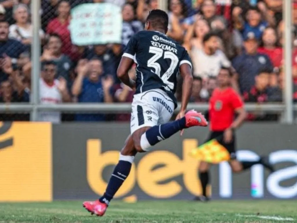 Remo vence fora de casa e encosta no G-4, mesmo caindo uma posição na tabela