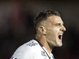 Pablo Vegetti desafia críticas e vira símbolo de raça no Vasco; veja números