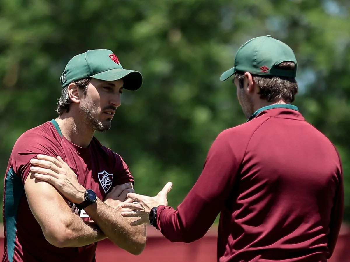 Bastidores: Luís Zubeldía completa um mês no Fluminense sob pressão e tenta conter racha interno no elenco