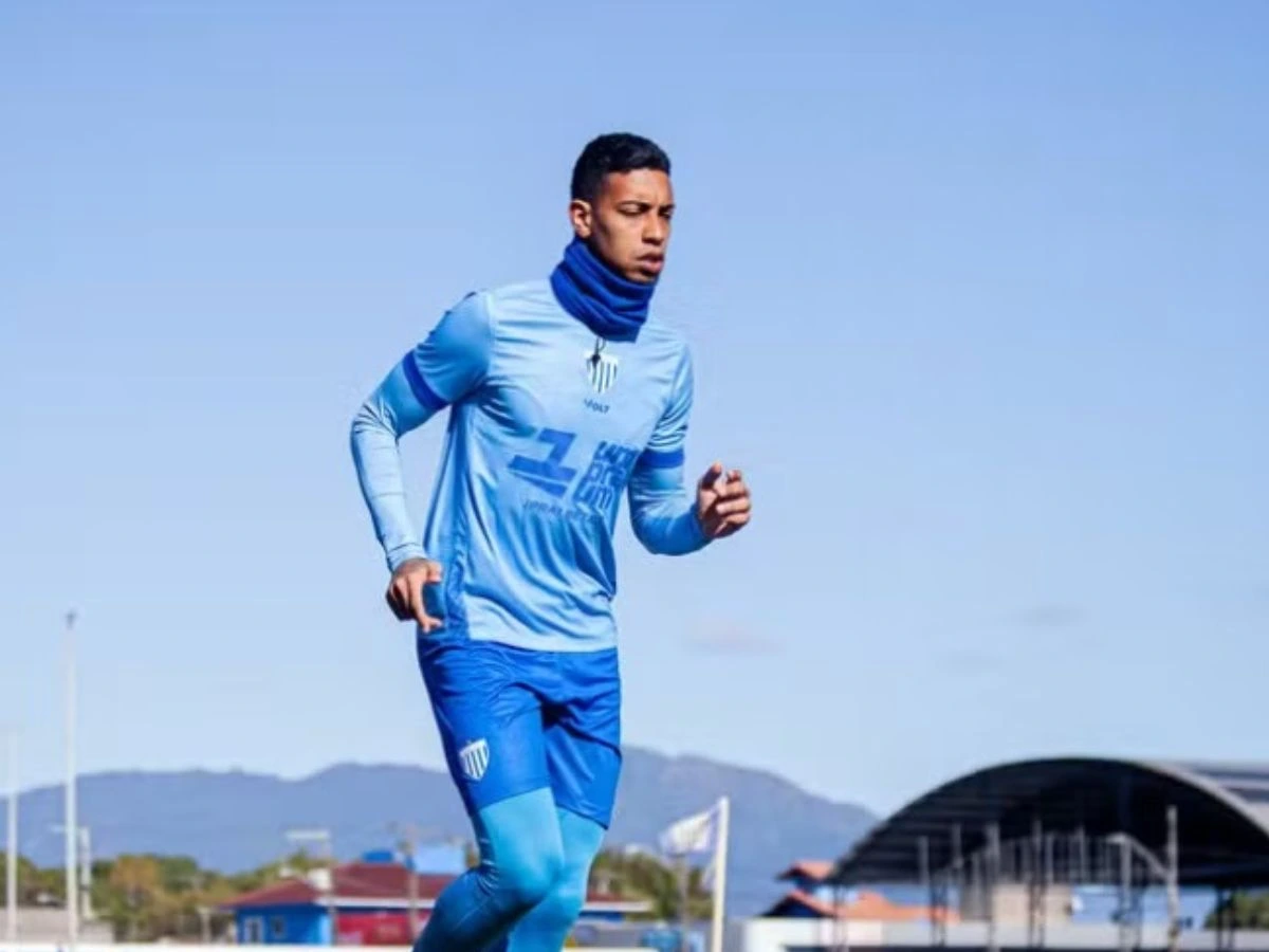 Alef Manga entra no radar da Ponte Preta