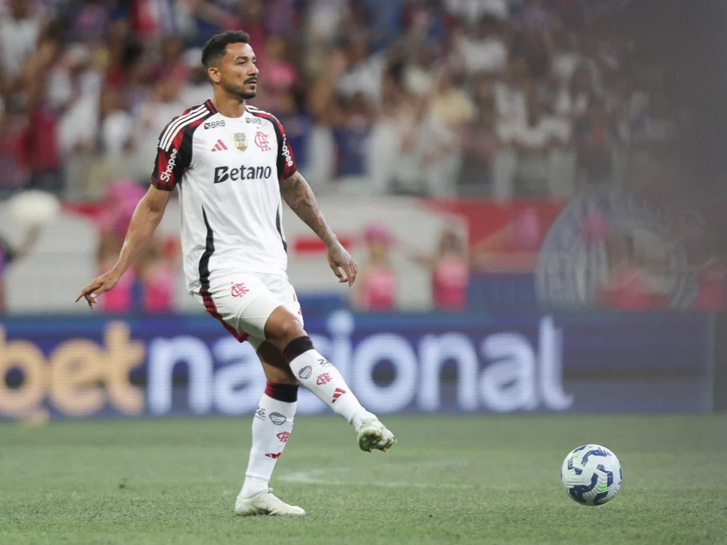 Danilo pede desculpas à torcida do Flamengo por expulsão diante do Bahia