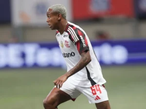 Flamengo aplica multa em Wallace Yan por expulsão diante do Bahia