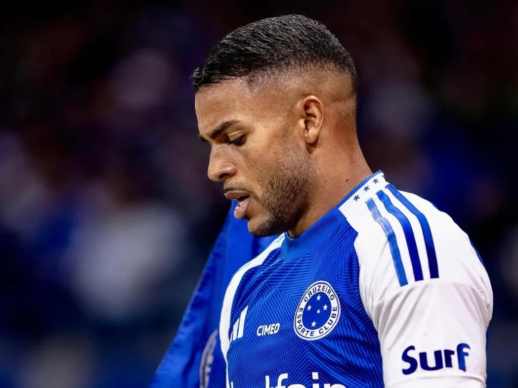 Wanderson avança na recuperação e pode reforçar o Cruzeiro no clássico contra o Atlético-MG