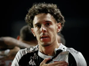 Nuno Moreira elogia trabalho de Fernando Diniz no Vasco: “Não nos deixa descansar”