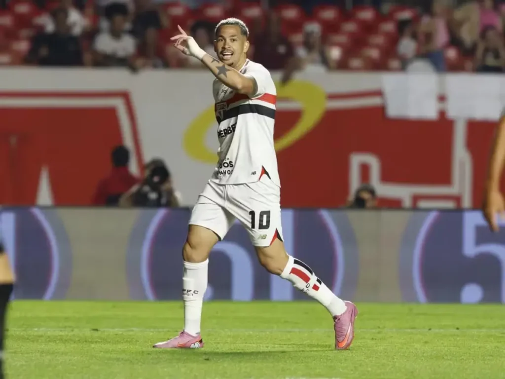 Luciano marca em vitória do São Paulo