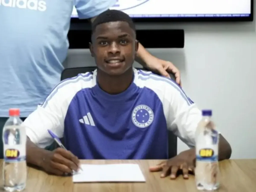 Otávio Gabriel assina primeiro contrato com o Cruzeiro