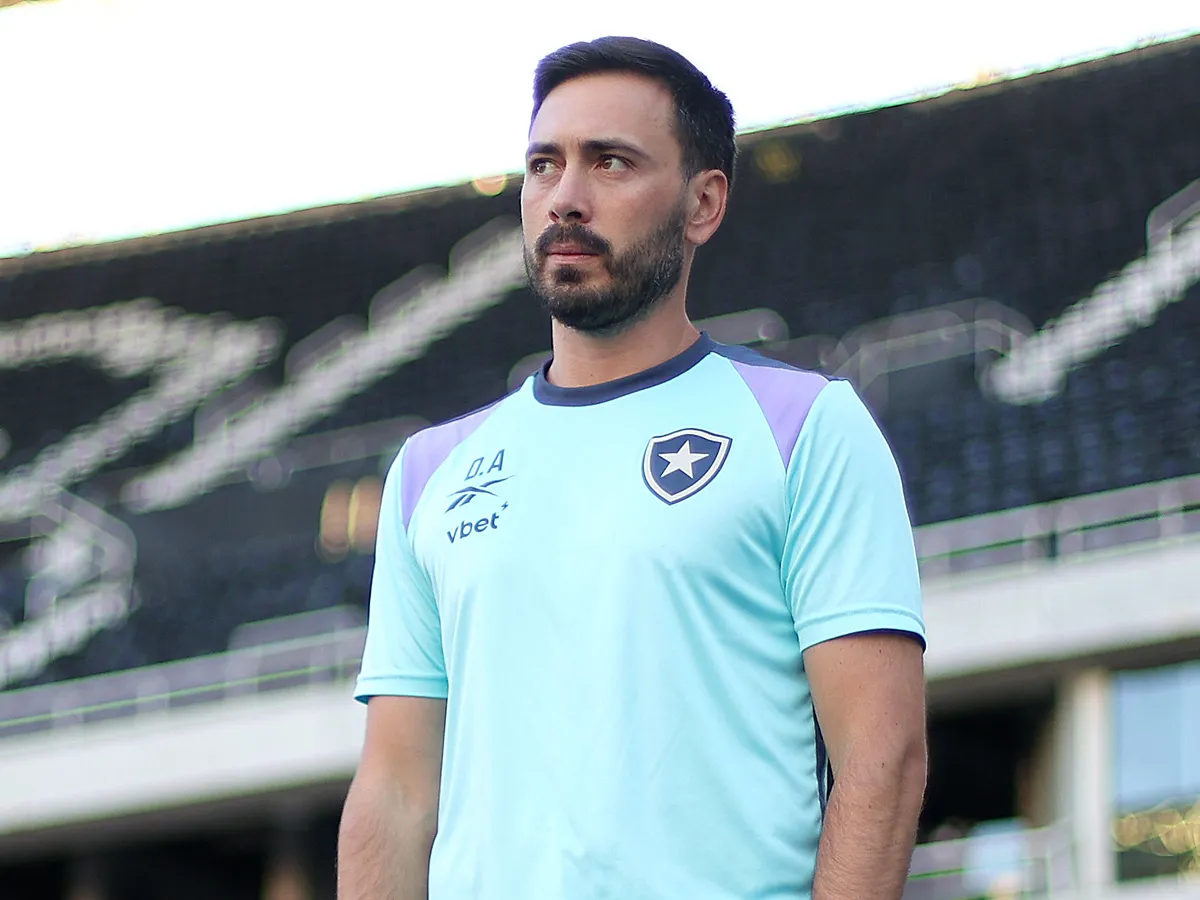 Kadir ou Arthur Cabral? Entenda dúvida de Davide Ancelotti para jogo com o Grêmio