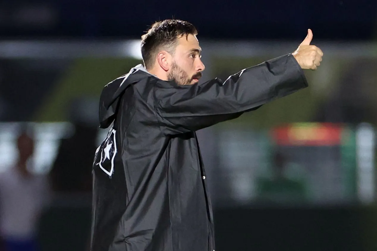 John Textor avalia futuro de Davide Ancelotti no Botafogo; saiba detalhes